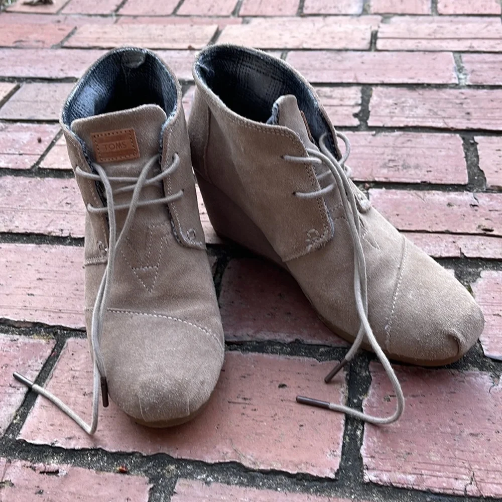TOM’s Booties - Picture 4 of 6